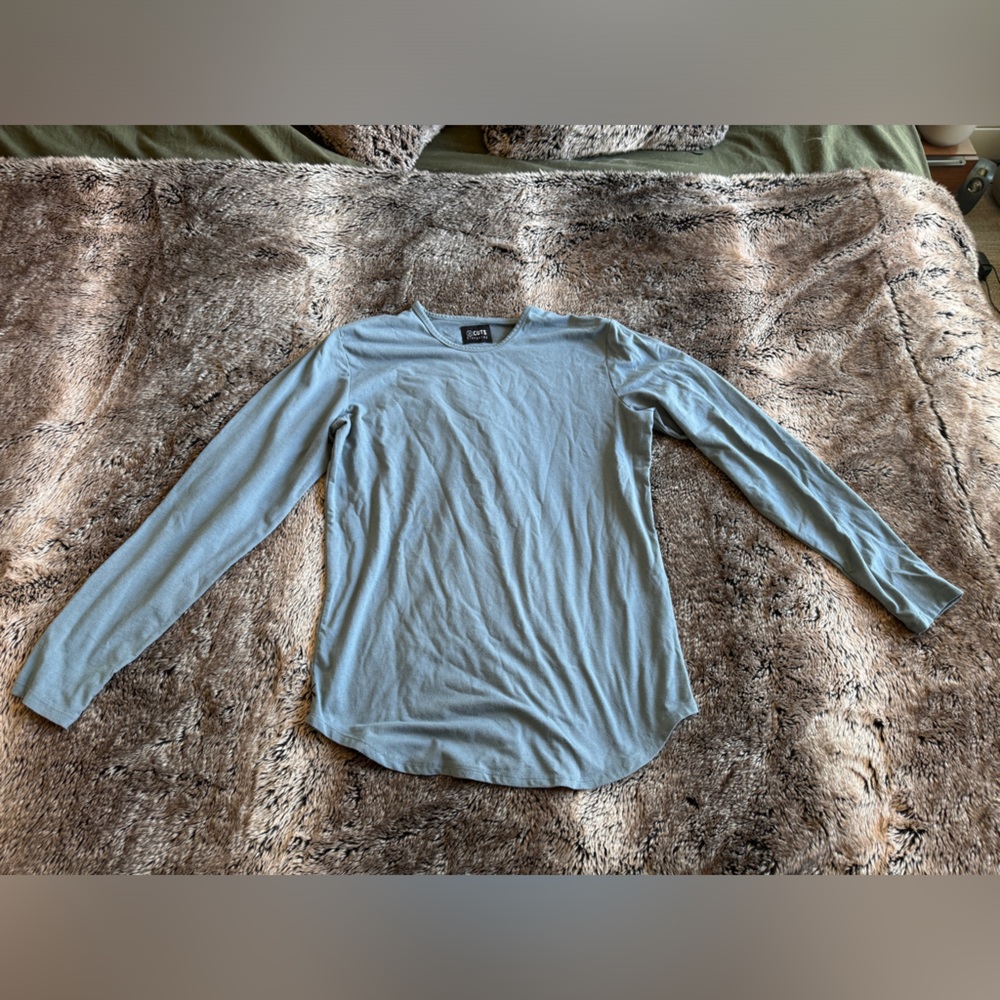 Cuts Long sleeve elongated long sleeve - size large